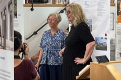 Anke Verhoeven (AG Bezahlbares Wohnen) und Andrea Coenen-Brinkert (Stadtbücherei)